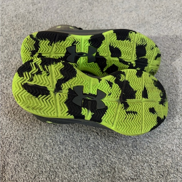 Under Armour boy’s basketball shoes - Picture 7 of 8